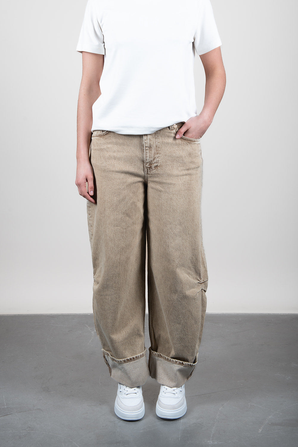 Anesta Dry Sand Balloon Fit Model is wearing waist 25. Premium Denim Jeans. ETIQUETT jeans denim.