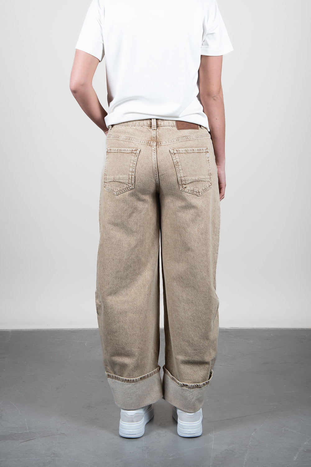 Anesta Dry Sand Balloon Fit Model is wearing waist 25. Premium Denim Jeans. ETIQUETT jeans denim.