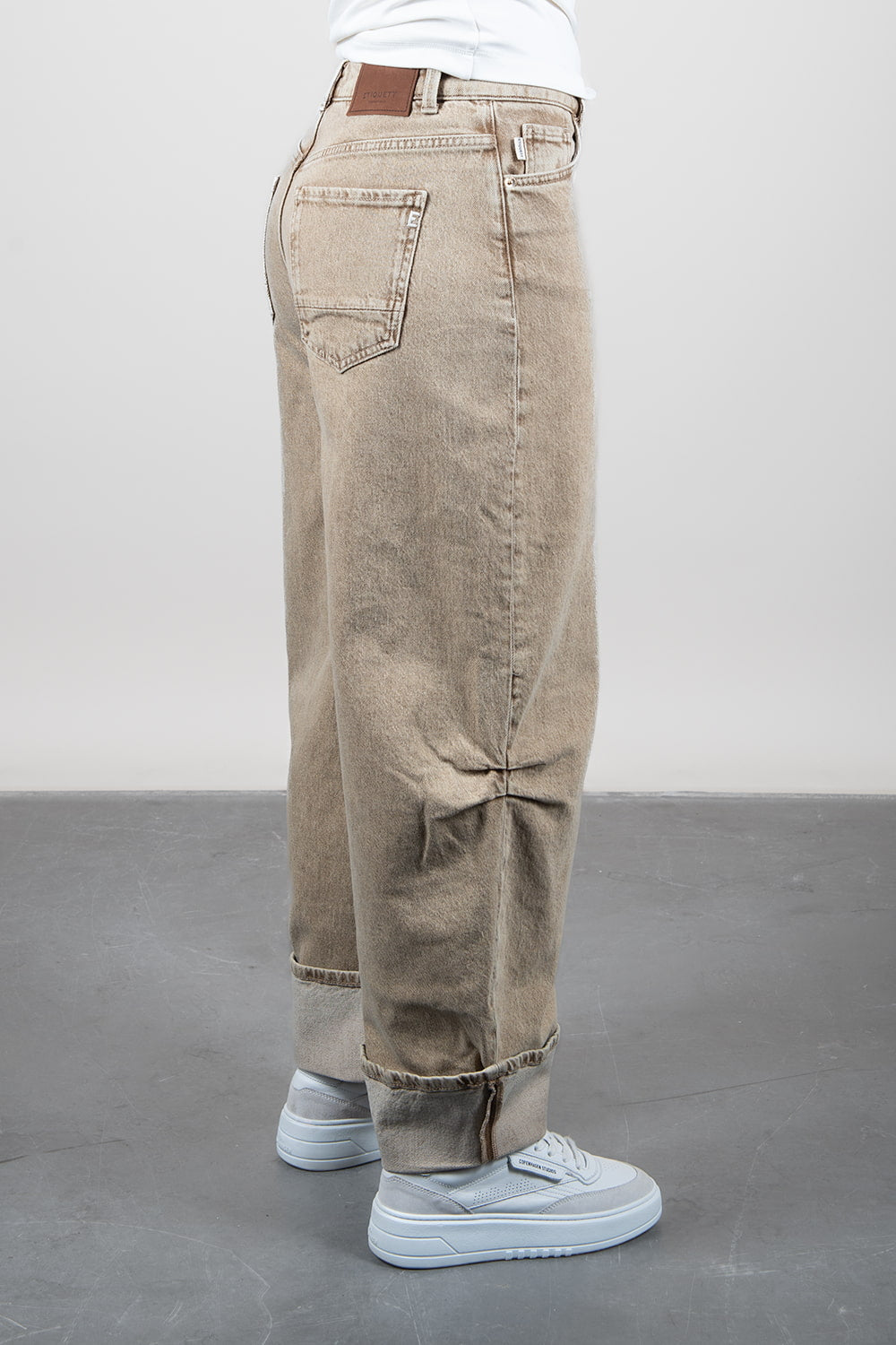 Anesta Dry Sand Balloon Fit Model is wearing waist 25. Premium Denim Jeans. ETIQUETT jeans denim.