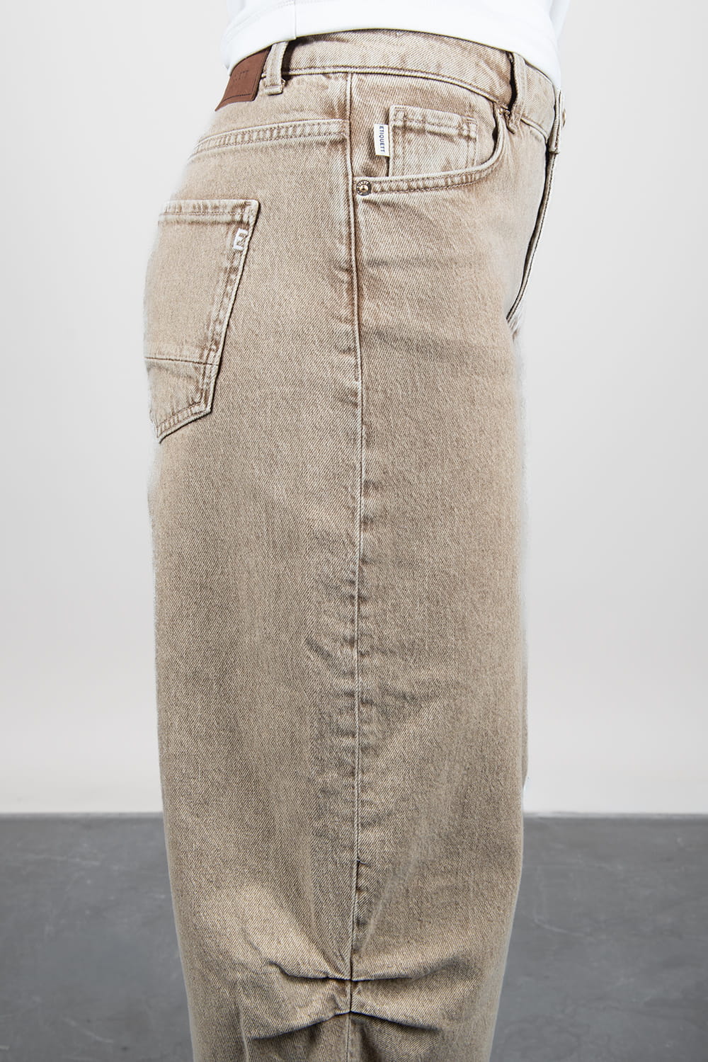 Anesta Dry Sand Balloon Fit Model is wearing waist 25. Premium Denim Jeans. ETIQUETT jeans denim.