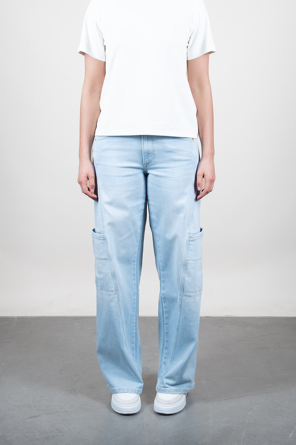Lola Delicous Wideleg Wide Leg Fit Jeans Light Blue Denim Light Spring Summer. Model wears a Lola in the wash Delicious. It's a wide leg fit. Middle waist height. Premium denim. Comfortable denim. Comfortable jeans. All day wear.