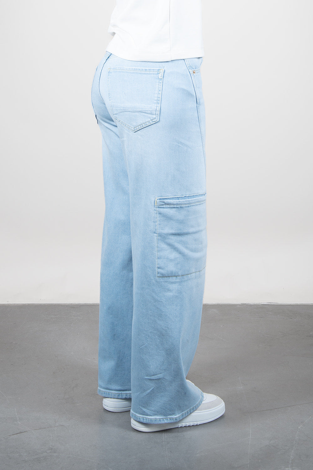 Lola Delicous Wideleg Wide Leg Fit Jeans Light Blue Denim Light Spring Summer. Model wears a Lola in the wash Delicious. It's a wide leg fit. Middle waist height. Premium denim. Comfortable denim. Comfortable jeans. All day wear.