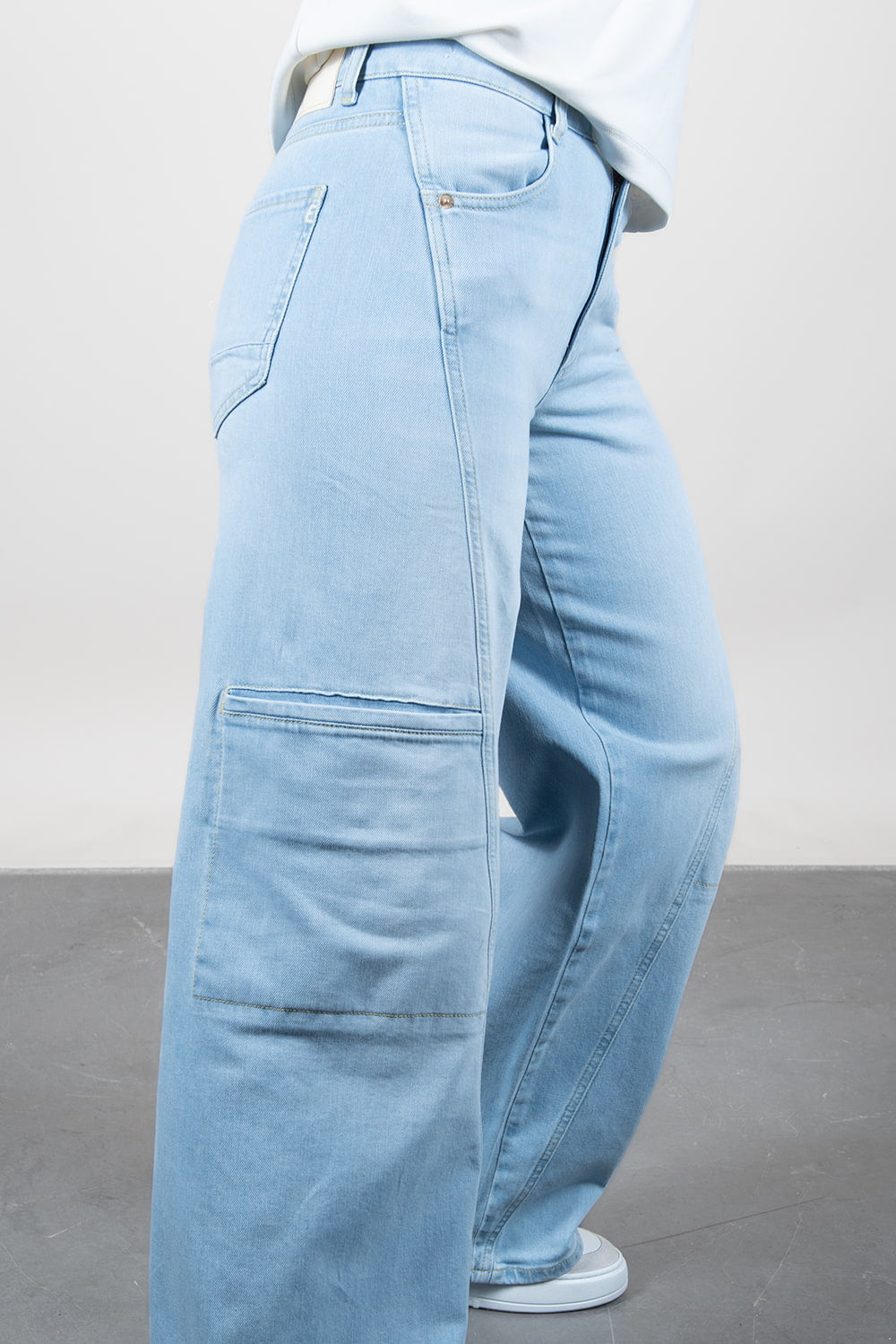 Lola Delicous Wideleg Wide Leg Fit Jeans Light Blue Denim Light Spring Summer. Model wears a Lola in the wash Delicious. It's a wide leg fit. Middle waist height. Premium denim. Comfortable denim. Comfortable jeans. All day wear.