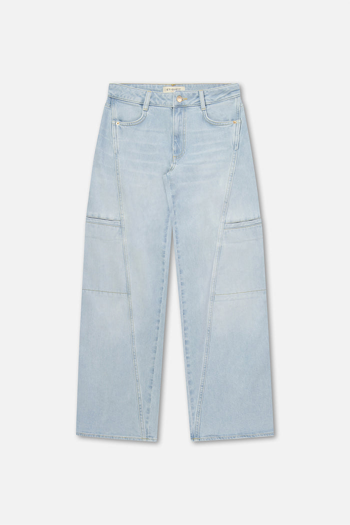 Lola Delicious Jeans Wide Leg Fit Denim Light Blue Summer Jeans. Model wears a Lola in the wash Delicious. It's a wide leg fit. Middle waist height. Premium denim. Comfortable denim. Comfortable jeans. All day wear. 