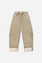 Anesta Dry Sand Balloon Fit Model is wearing waist 25. Premium Denim Jeans. ETIQUETT jeans denim.