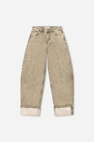 Anesta Dry Sand Balloon Fit Model is wearing waist 25. Premium Denim Jeans. ETIQUETT jeans denim.