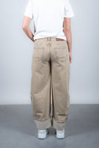 Anesta Dry Sand Balloon Fit Model is wearing waist 25. Premium Denim Jeans. ETIQUETT jeans denim.