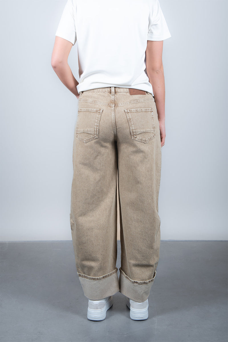 Anesta Dry Sand Balloon Fit Model is wearing waist 25. Premium Denim Jeans. ETIQUETT jeans denim.