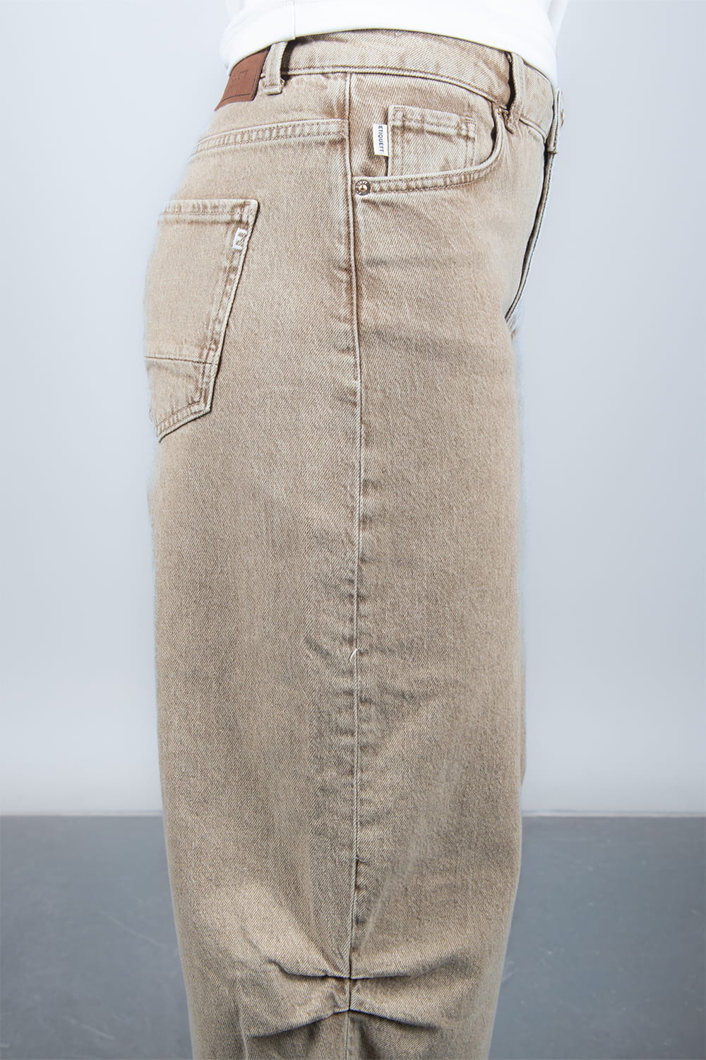Anesta Dry Sand Balloon Fit Model is wearing waist 25. Premium Denim Jeans. ETIQUETT jeans denim.