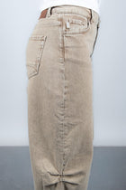 Anesta Dry Sand Balloon Fit Model is wearing waist 25. Premium Denim Jeans. ETIQUETT jeans denim.