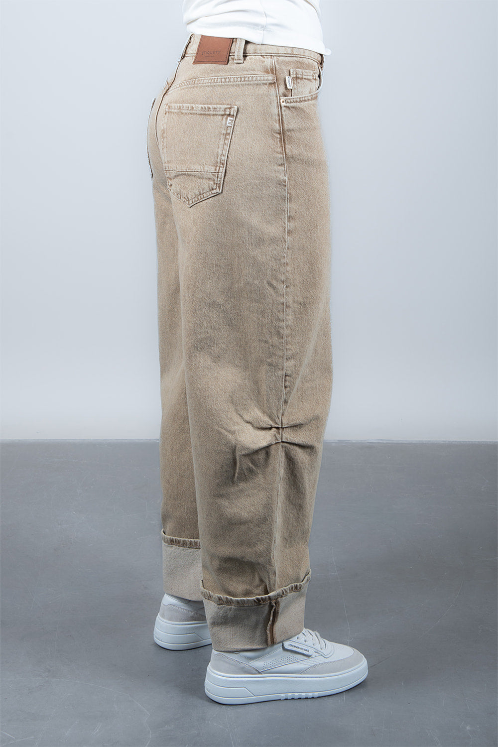 Anesta Dry Sand Balloon Fit Model is wearing waist 25. Premium Denim Jeans. ETIQUETT jeans denim.