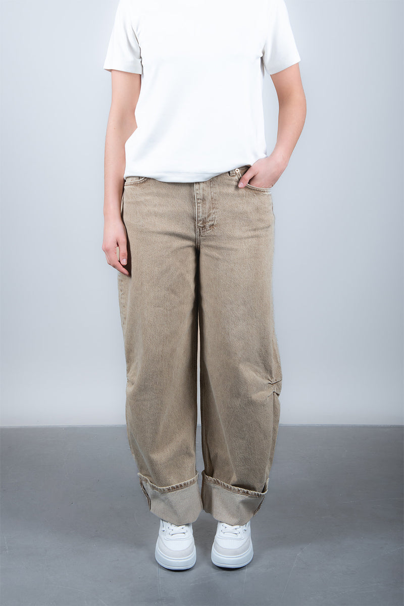 Anesta Dry Sand Balloon Fit Model is wearing waist 25. Premium Denim Jeans. ETIQUETT jeans denim.