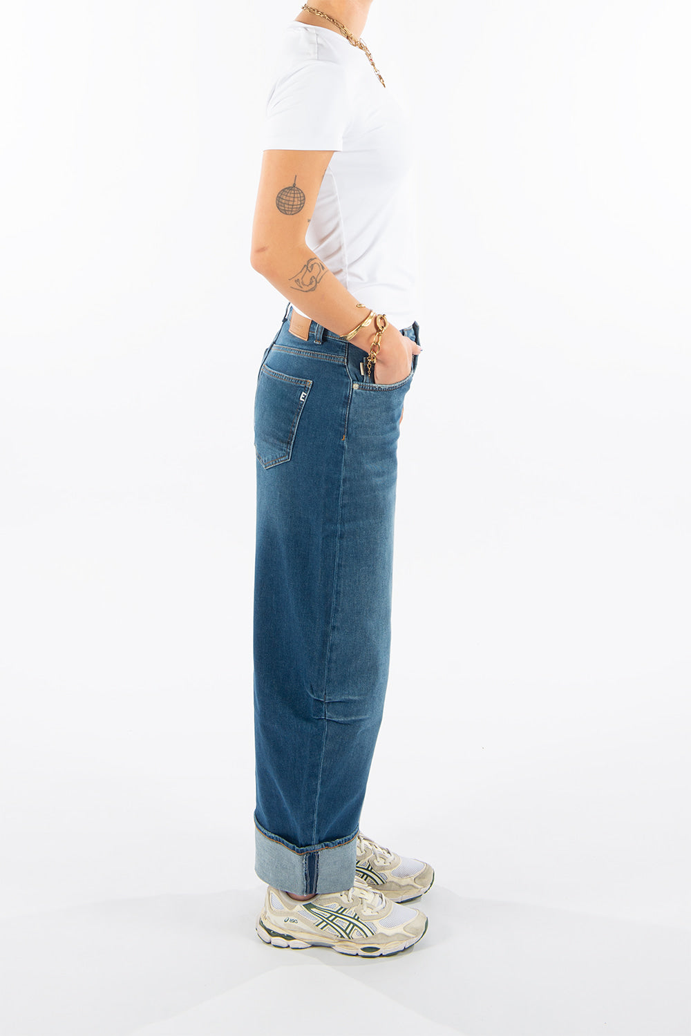 Anesta in Uplift Balloon Fit Premium Denim Comfortable Jeans Durable Stretch Recovery Sustainable [model 2]