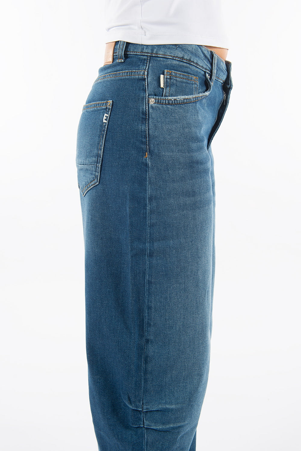 Anesta in Uplift Balloon Fit Premium Denim Comfortable Jeans Durable Stretch Recovery Sustainable [model 2]