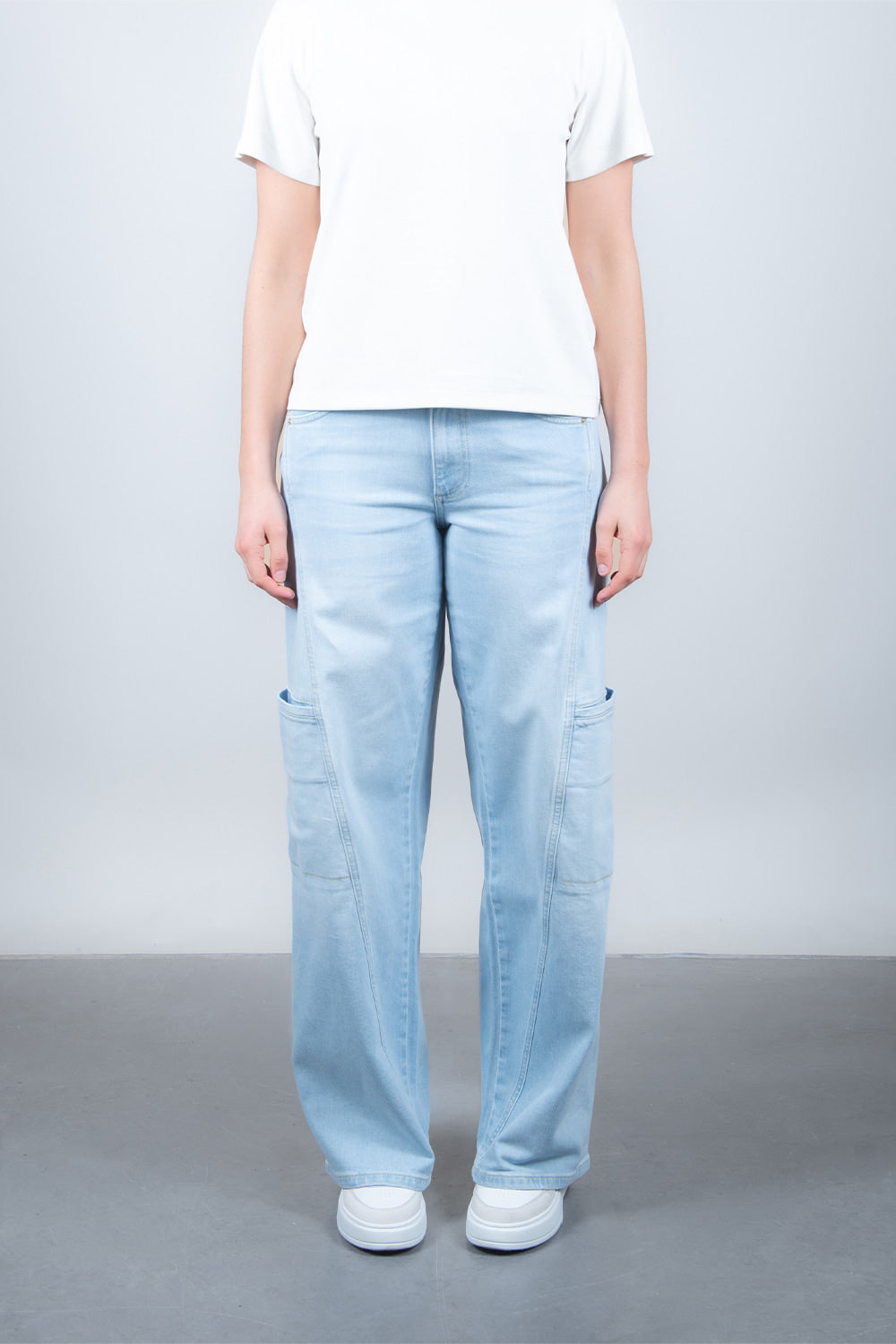 Lola Delicous Wideleg Wide Leg Fit Jeans Light Blue Denim Light Spring Summer. Model wears a Lola in the wash Delicious. It's a wide leg fit. Middle waist height. Premium denim. Comfortable denim. Comfortable jeans. All day wear.