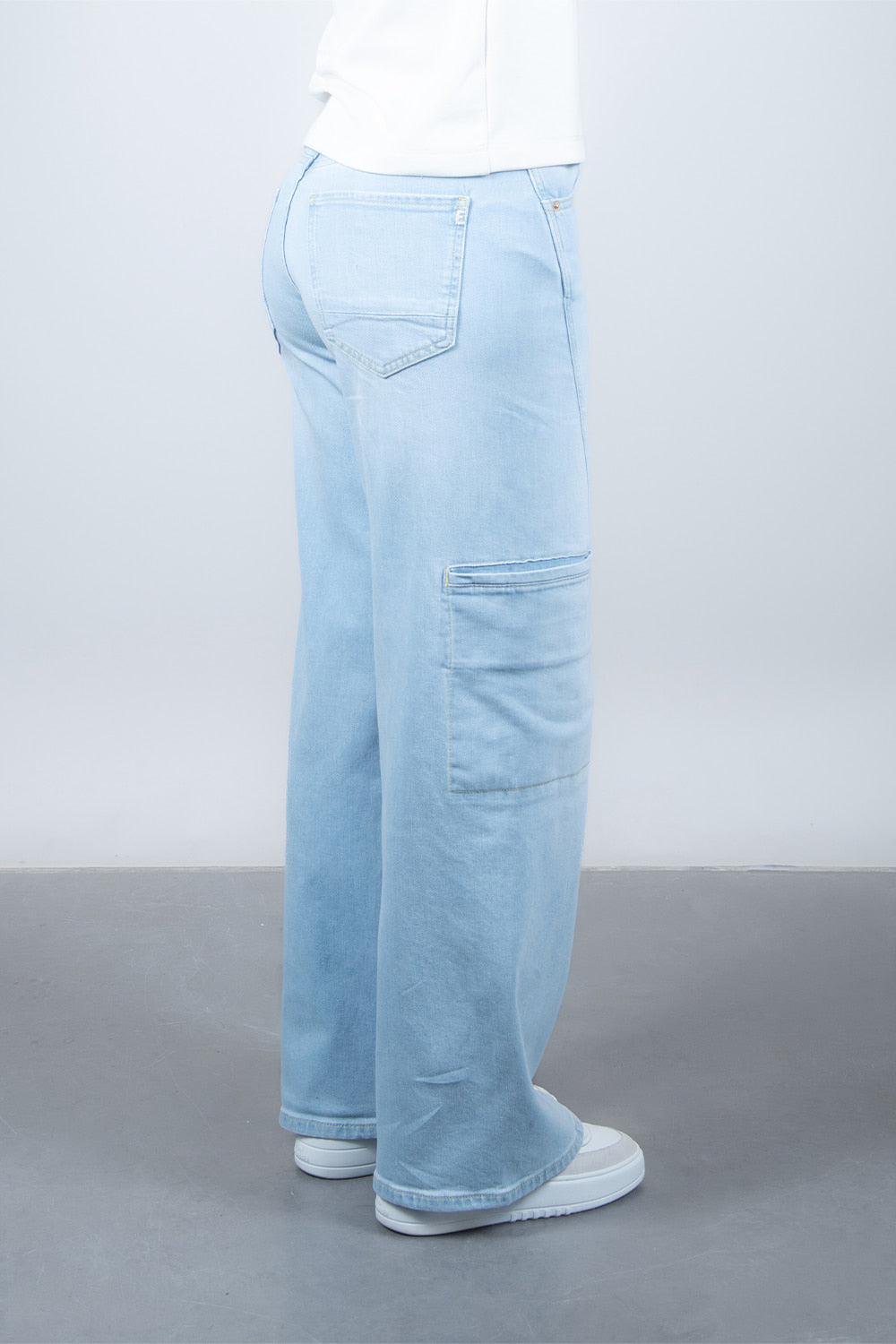 Lola Delicous Wideleg Wide Leg Fit Jeans Light Blue Denim Light Spring Summer. Model wears a Lola in the wash Delicious. It's a wide leg fit. Middle waist height. Premium denim. Comfortable denim. Comfortable jeans. All day wear.