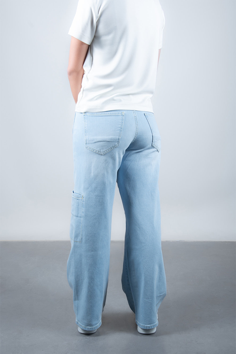 Lola Delicous Wideleg Wide Leg Fit Jeans Light Blue Denim Light Spring Summer. Model wears a Lola in the wash Delicious. It's a wide leg fit. Middle waist height. Premium denim. Comfortable denim. Comfortable jeans. All day wear.